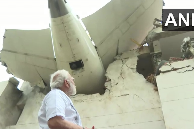 265 people died in Ahmedabad plane crash, PM Modi reached the spot to take stock latest news hindi News big news khabargali 