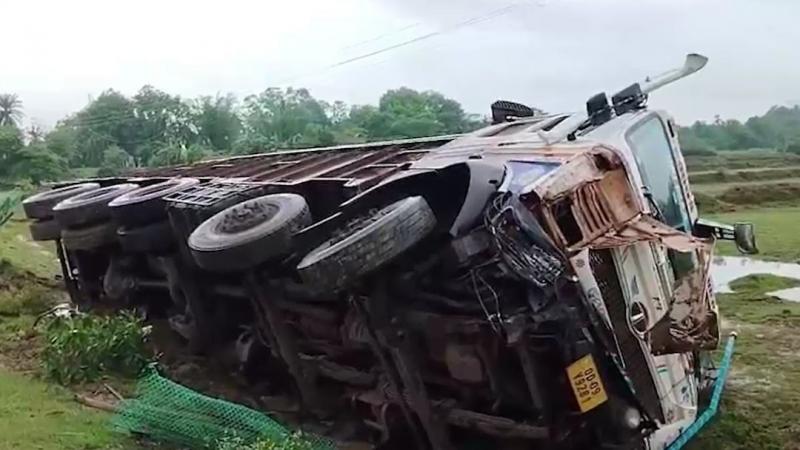 A heartbreaking road accident in Kolkata, 9 people travelling in a Bole ro car died latest news accident news big news khabargali