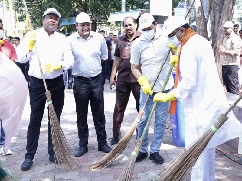 Cleanliness and environmental protection is not just a campaign, but our responsibility. With small efforts, we can make our city and society clean, green and healthy. On the occasion of World Environment Day, Dharsiwa MLA Padmashree Anuj Sharma joined Deputy Chief Minister Arun Saw, Minister Shri Kedar Kashyap in the "Green Cleanliness Campaign" program organized at Marine Drive in Raipur today. Raipur, Chhattisgarh, Khabargali