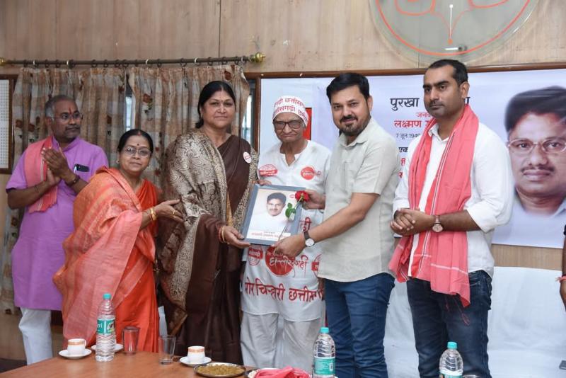 'You are the fallen soul of a man, you will make the sorrow your own, Laxman Masturia brother you will sing his pain', on the birth anniversary of the people's poet Laxman Masturia, superstar Anuj Sharma participated in the program 'Purkha ke Surta' in Raipur Press Club, Chhattisgarh, Khabargali