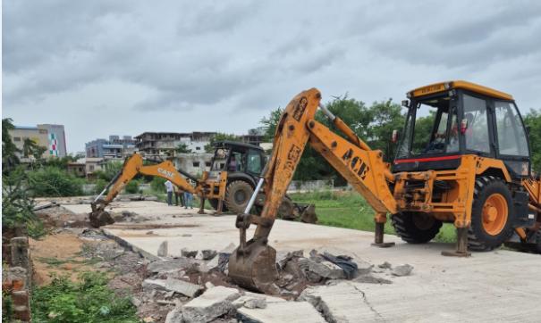Corporation banned illegal plotting being done on 2 acres of private land in Davda Colony, Raipur, Chhattisgarh, Khabargali