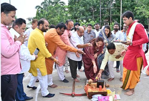 Illegal roadside parking will end in Mahalaxmi Market Pandri, traffic will soon become smooth and well-organized, the much-awaited bhoomipujan of the mechanized and non-motorized transport project was done at a cost of one and a half crore, Raipur North MLA Mr. Purandar Mishra and Mayor Mrs. Meenal Choubey, Raipur, Chhattisgarh, Khabargali