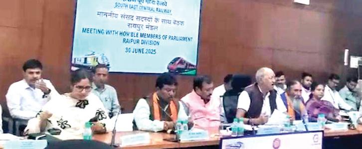 The situation of trains getting delayed and cancelled will continue for the next two years, after that rail facilities will improve, MPs Mahesh Kashyap, Santosh Pandey, Vijay Baghel, Brijmohan Agrawal, Ranjit Ranjan included, Bhojraj Nag, MP Mrs. Roopkumari Chaudhary, General Manager of South East Central Railway Tarun Prakash, DRM Dayanand, Chhattisgarh, Raipur, Khabargali