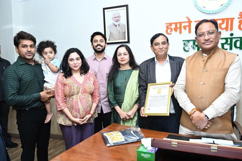 El Dr. Sunil Kalra, cirujano plástico y cosmético, recibió el Libro de Oro de los Récords Mundiales por la cirugía de cambio de sexo gratuita de 210 personas transgénero en Raipur, Chhattisgarh Khabargali.