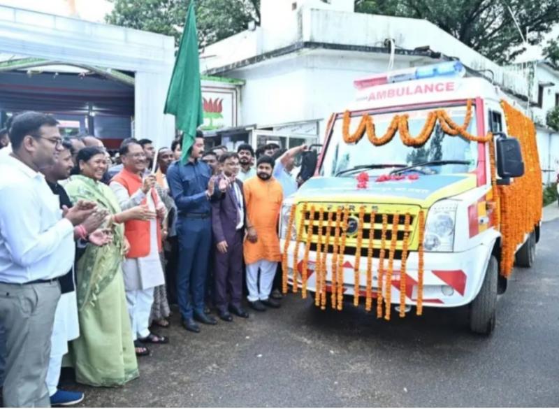 Chief Minister Vishnu Dev Sai flagged off the modern ambulance, rural areas will get emergency health benefits cg news hindi news latest News Big news khabargali 