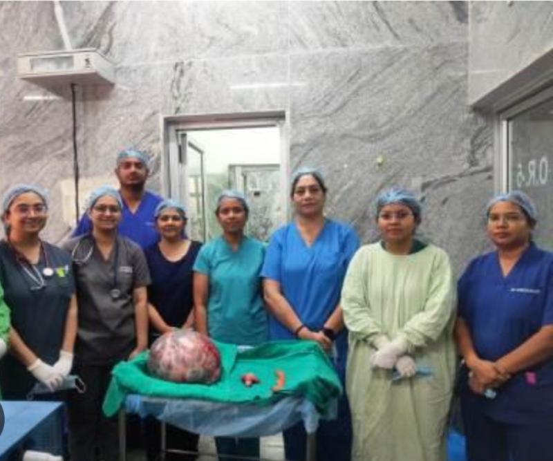 A 65-year-old woman was successfully operated upon at SIMS, a tumor weighing more than 10 kg was removed from her stomach cg news hindi News big news latest news khabargali 