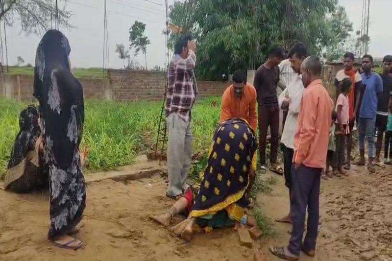 Father and son were sleeping on the floor after spreading a mattress, burnt alive when the room caught fire cg news big news hindi News latest News Ambikapur news khabargali 