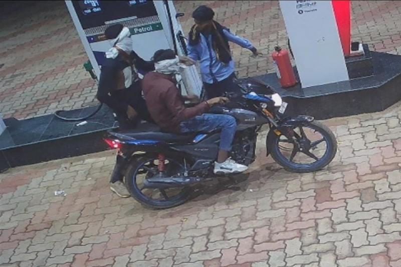 Manager murdered in Raipur Petrol Pump, looted and fled Chhattisgarh news latest news Cg hindi news Raipur news cg big News khabargali