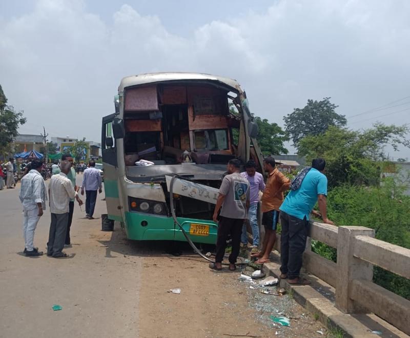 A bus carrying 70 passengers collided with a bridge, one died, many passengers were injured Cg News big News latest news khabargali