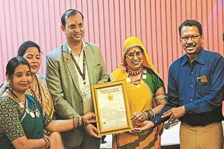 Shanta of Bhilai created a world record, gifted andi saree to 16000 women, name registered in the Golden Book Chhattisgarh news hindi news bhiliai News khabargali