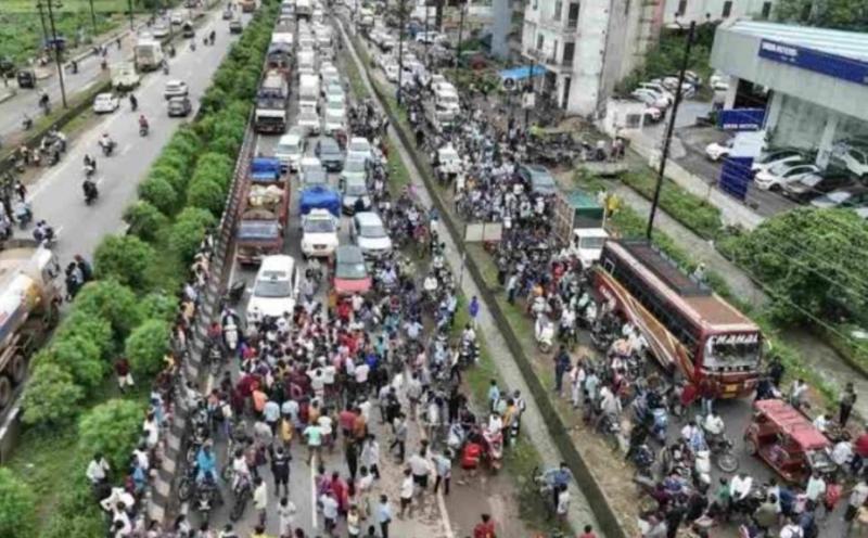 Residents troubled by waterlogging in Raipur blocked the national highway, long queues of vehicles remained for hours cg news latest News hindi news Chhattisgarh News khabargali 