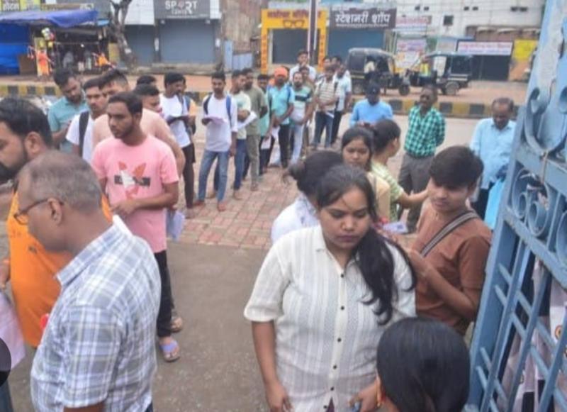 Candidates wearing dark coloured clothes were not allowed to enter the Excise Constable exam, they were also asked to remove their jewellery, watches and shoes Chhattisgarh News hindi News khabargali 