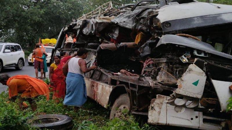 A fierce collision between a bus and a truck carrying pilgrims in Deoghar, 18 dead, many injured hindi News latest News Big News khabargali 
