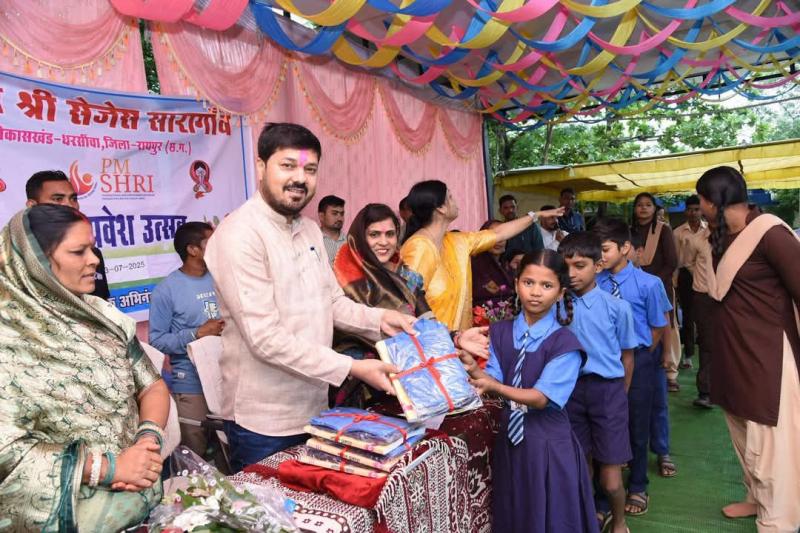 MLA Padmashree Anuj Sharma participated in the school admission ceremony of Serikhedi village, Saragaon village and Nilja village of Dharsiva assembly constituency, Chhattisgarh, Khabargali