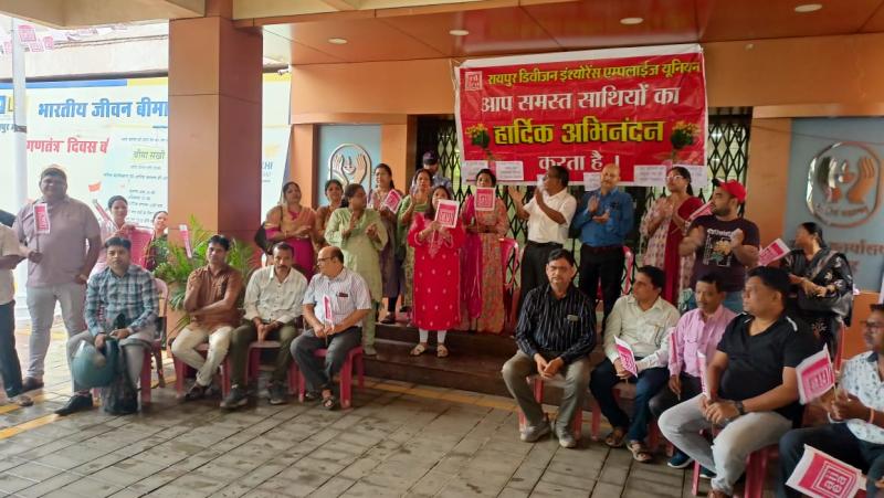 Unprecedented strike of trade unions in Chhattisgarh, work came to a standstill in many major institutions including banks, insurance, coal, steel, BALCO, NMDC, transport, a huge meeting of striking employees was held in Raipur, Dharmaraj Mohapatra Convener, Joint Forum of Trade Unions, Raipur, Chhattisgarh, Khabargali