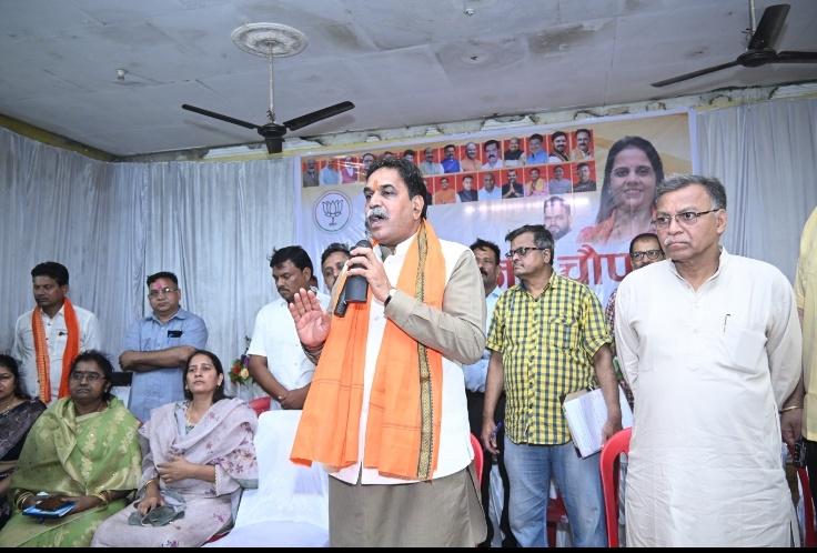 Former Cabinet Minister and MLA Rajesh Munat inaugurated the Janchaupal program from Hirapur, Raipur, Chhattisgarh, Khabargali