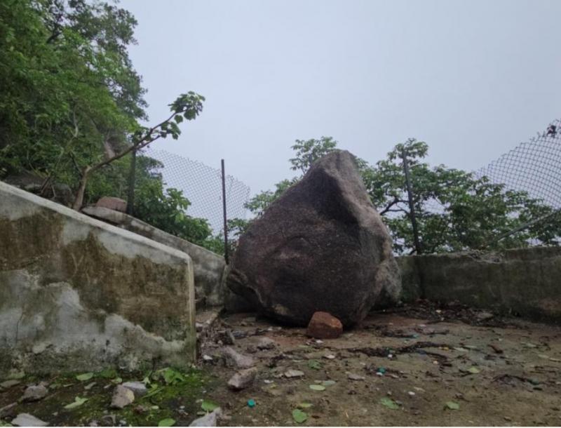 A major incident at Dongargarh Maa Baleshwari temple, a seven feet high rock fell on the stairs cg hindi news cg big news latest news Chhattisgarh news khabargali 