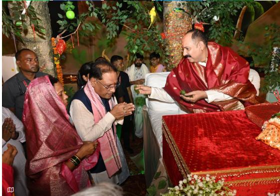 Chief Minister Sai attended the closing ceremony of Pradeep Mishra's Shiv Mahapuran Katha, Government is developing all the pilgrimage sites of Chhattisgarh, 146 crores approved for the development of Bhoramdev of Kawardha 00 Devotees are getting spiritual benefits from Shri Ram Lala Darshan Yojana and Tirtha Darshan Yojana, Durg, Chhattisgarh, Khabargali