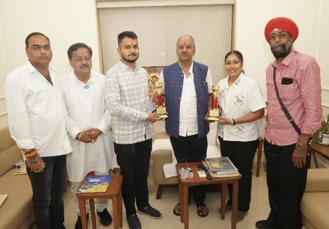 MP Brijmohan Agarwal honored Mantri Kaur and Devashish Makhija, Khabargali