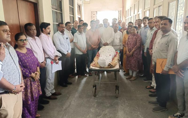 Serving as a doctor all his life, becoming an example of humanity by donating his body after death, Shankar Nagar resident Dr. Sugan Chand Chhajed's family respected his last wish* Dr. Chhajed's body was handed over to Pt. J.N.M. Medical College Raipur for the purpose of education and research, Chhattisgarh, Khabargali