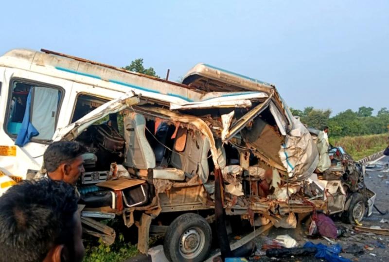A bus full of pilgrims collided with a matador, 4 died tragically, 9 critical mp news khabargali 