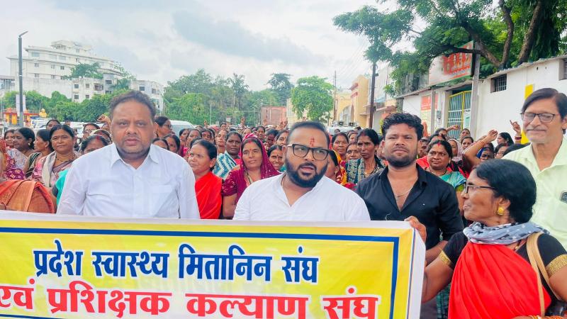 Mitanin sisters submitted a memorandum to all 33 collectors for non-fulfillment of Modi's guarantee, Union Patron Sushil Sunny Agarwal joined, State Health Mitanin Association, State Spokesperson Sapna Choubey State Secretary Chandrakishore Wasnik Raipur District President Annapurna Sahu, Chhattisgarh, Khabargali