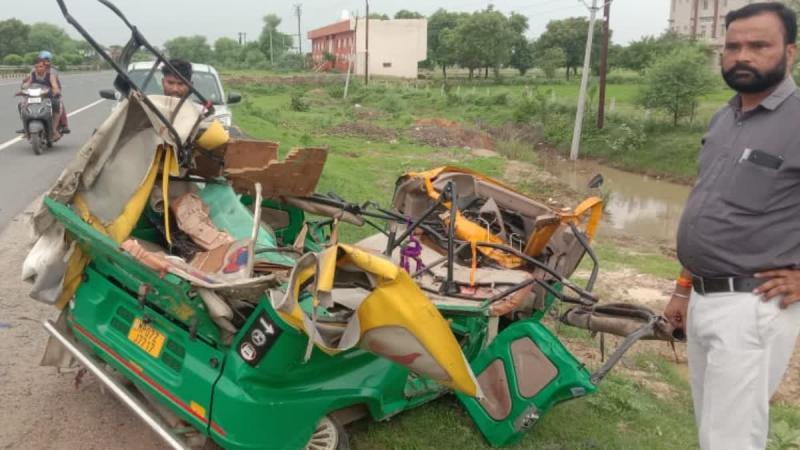 Uncontrolled truck rammed into auto, four people of same family died hindi news latest news khabargali 