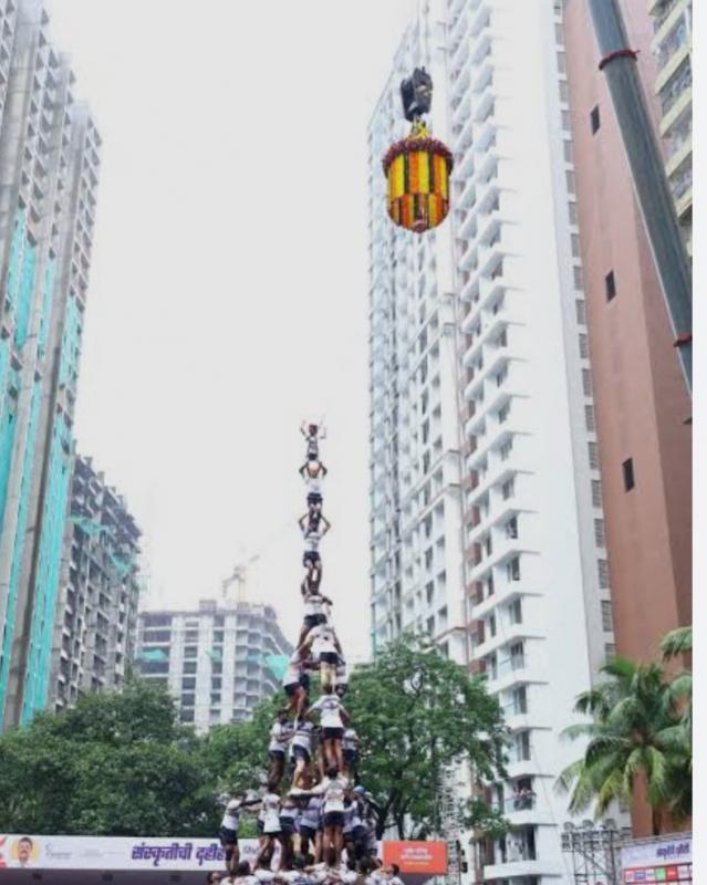 A 32-year-old man died after falling while tying a dahi handi in Mumbai, more than 30 injured hindi News big News latest news khabargali 