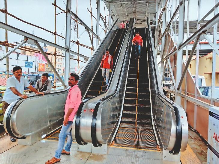 Railway passengers will get convenience, escalators and lifts will be installed at 40 stations, survey is going on in Raipur division Chhattisgarh News Raipur news khabargali 