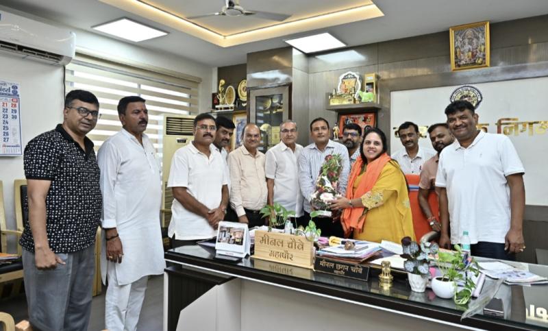 Raipur Sarafa Association discussed some important points related to the business sector and market with the Mayor. Madam Meenal Choubey instructed the officials to take immediate action regarding the resolution. President Dharam Bhansali and Secretary Jitendra Golchha, Raipur, Khabargali