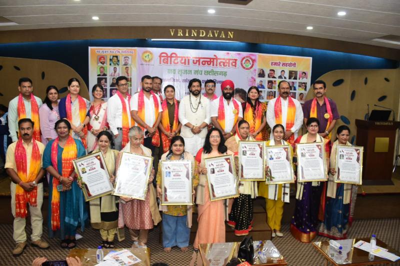 Nav Sarjan Manch honoured the parents of daughters, on the occasion of daughter's birth anniversary, Vrindavan Hall echoed with the laughter of little daughters, Raipur, Chhattisgarh, Khabargali