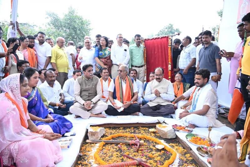 Bhoomipujan of projects worth Rs 96 crore in Raipur West, MLA Rajesh Munat's hard work paid off, Raipur West gets big gifts Raipur West on the path of development, Deputy CM Arun Sao announces Rs 50 lakh each for 70 wards Raipur gets gift of development works worth Rs 150 crore: Deputy CM Arun Sao lays foundation stone of 3 overpasses, lakhs of people will get relief, Chhattisgarh, Khabargali