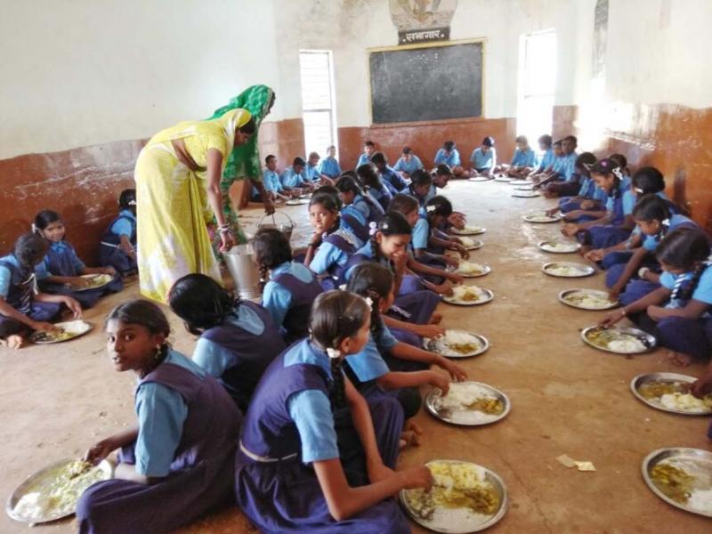 State government takes strict action after incident of phenyl in food, CCTV cameras to be installed in kitchens of all schools Chhattisgarh News Raipur hindi news khabargali