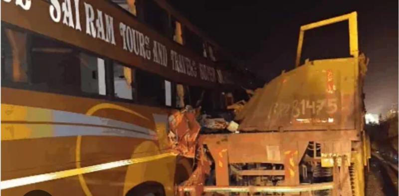 A bus full of devotees going to see Ramlala collided with a trailer, 4 people including 3 women died hindi News Big News latest news khabargali