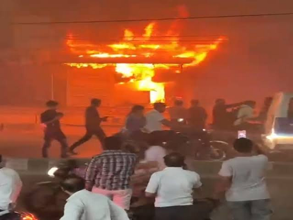 A massive fire broke out in Gol Bazaar, four shops were burnt to ashes, causing panic. Hindi news big News latest news khabargali 