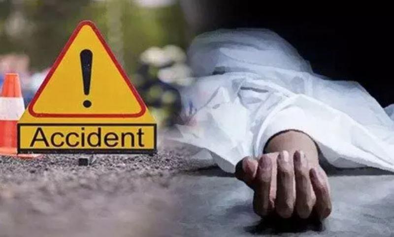 Accident in Raipur's DD Nagar: Car drags bike for 200 meters, husband killed, wife and son injured Big news latest News khabargali 