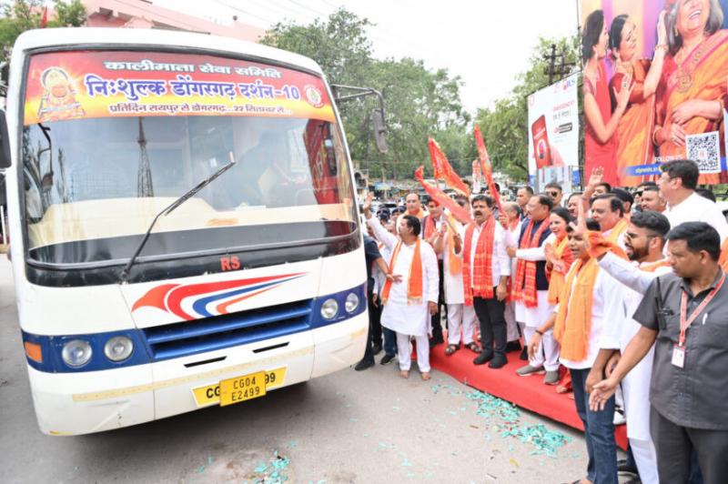 Free bus service for devotees during Navratri; four buses flagged off for Maa Bambleshwari darshan Chhattisgarh News latest News hindi news khabargali 
