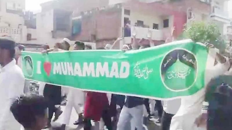 Protests erupt in several states over the "I Love Mohammed" poster, a conspiracy to disrupt the festive season. Hindi news big news latest News khabargali