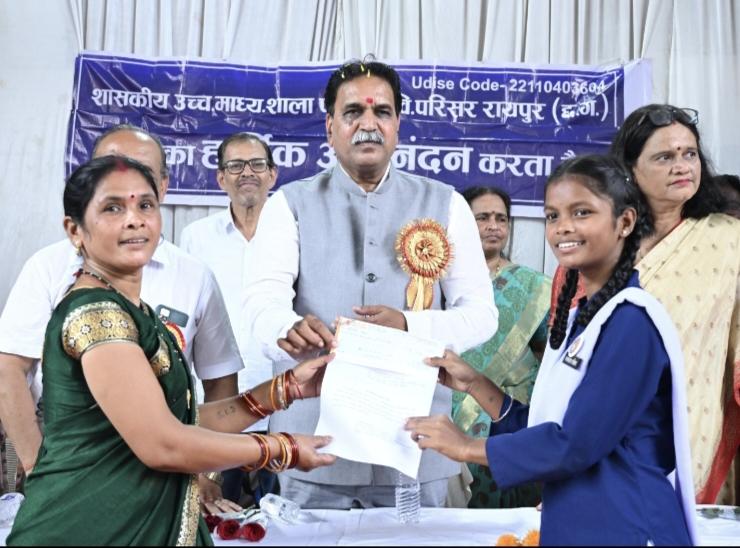 MLA Rajesh Munat presented cheques of ₹5,000 each to 36 meritorious students, gifted smart class and solar panels to Pt. Ravishankar Shukla University Campus School, Raipur, Chhattisgarh Khabargali