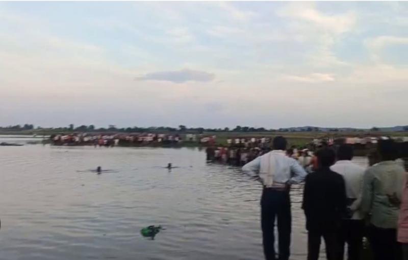 Tragic accident in Khandwa, 11 innocent children died when a trolley overturned in a dam. Hindi news latest News khabargali 