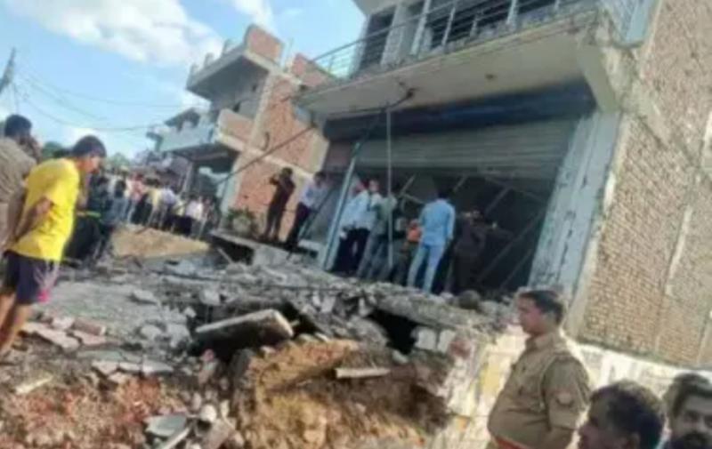 A powerful explosion occurred at a coaching centre, with two people feared dead and six seriously injured. Hindi latest news big news khabargali 