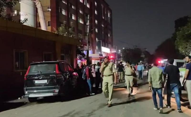 A massive fire broke out at the trauma centre of Sawai Mansingh Hospital, causing panic and outcry, killing 8 people. Hindi latest News khabargali 