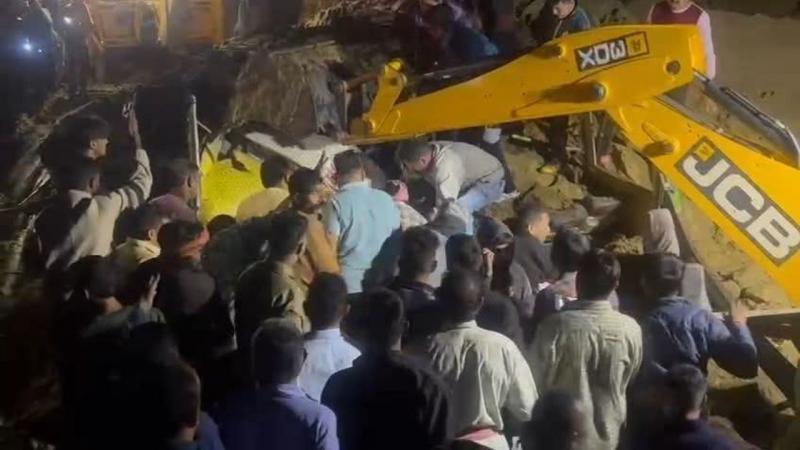 Mountain cracks, debris falls on moving bus, 18 dead, rescue operations underway hindi News latest News khabargali 