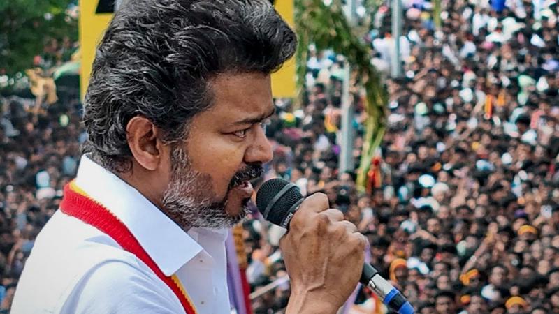 A bomb was found at the home of famous actor Vijay, after a threat call was received early in the morning; police are investigating. Hindi latest news big News khabargali