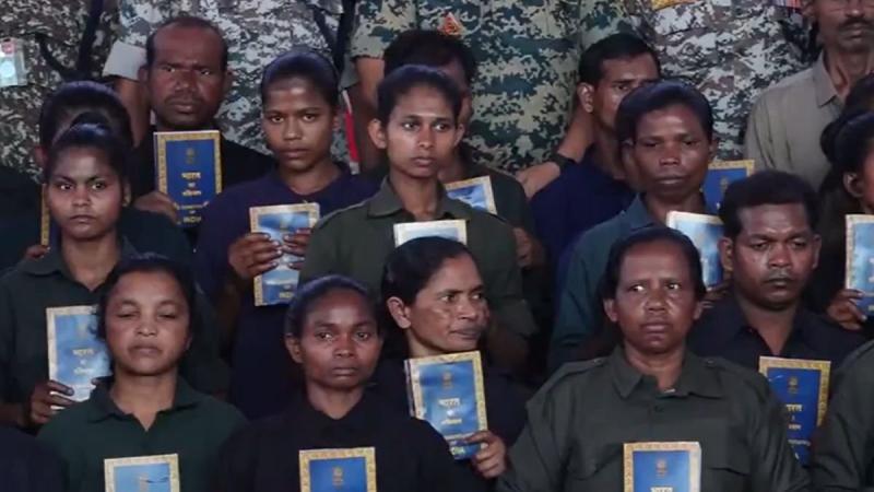 208 Naxalites surrendered to security forces, surrendering a total of 153 weapons. Hindi latest big News khabargali 