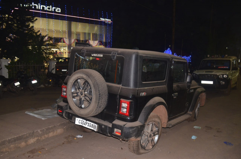 A body was found in a Thar car parked near a car showroom in Raipur, sparking a sensation in the area; suspicion of murder. Chhattisgarh News Raipur news khabargali