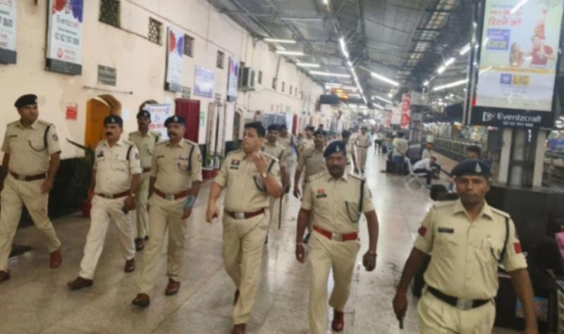 Raipur on high alert after Delhi blast; strict checking at airport and railway station Chhattisgarh News hindi news latest News khabargali 