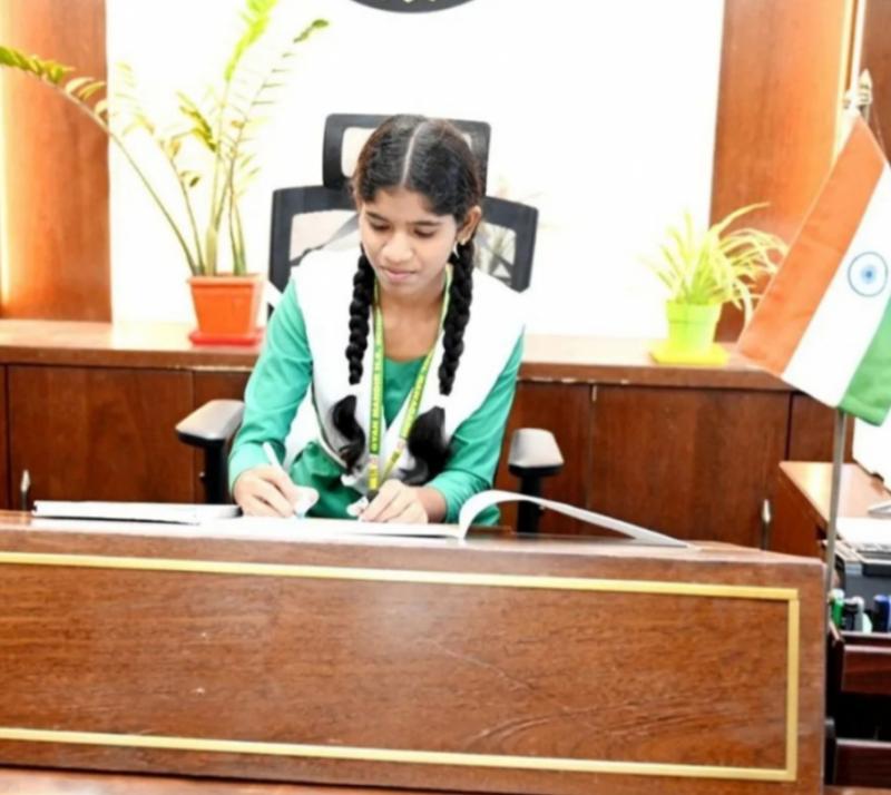 A 12th-grade student became a collector for 15 minutes and gave three important instructions. Janjgir news Chhattisgarh news hindi News khabargali 