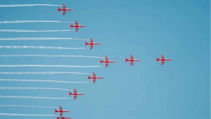 Air show held in Naya Raipur, fighter jets formed the tricolor in the sky, crowds of spectators gathered. Chhattisgarh News Raipur news hindi News khabargali 