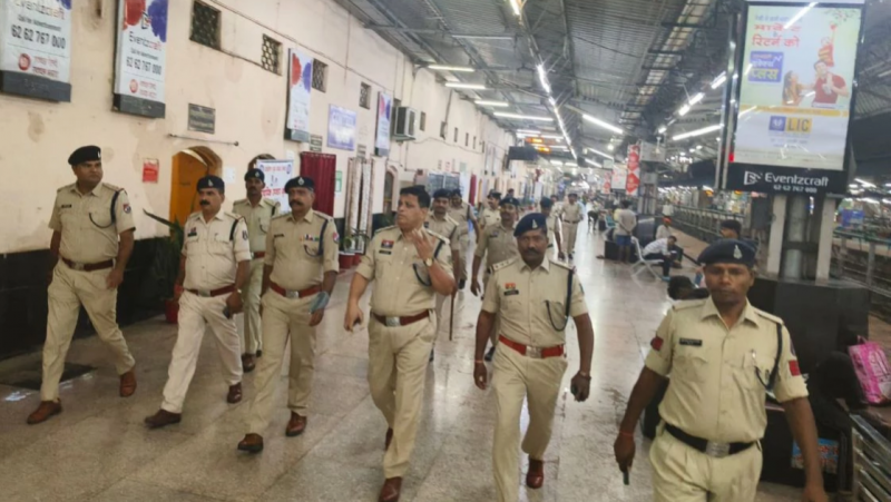 Raipur on high alert after Delhi blast; strict checking at airport and railway station Chhattisgarh News hindi news latest News khabargali 